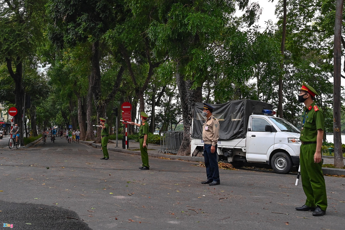 Lực lượng liên ngành thành lập dải "phân cách sống" tại ngã 4 Hàng Khay - Bà Triệu yêu cầu người dân đi xe đạp tập thể dục trở về nhà, không ra đường khi không có việc cần thiết.