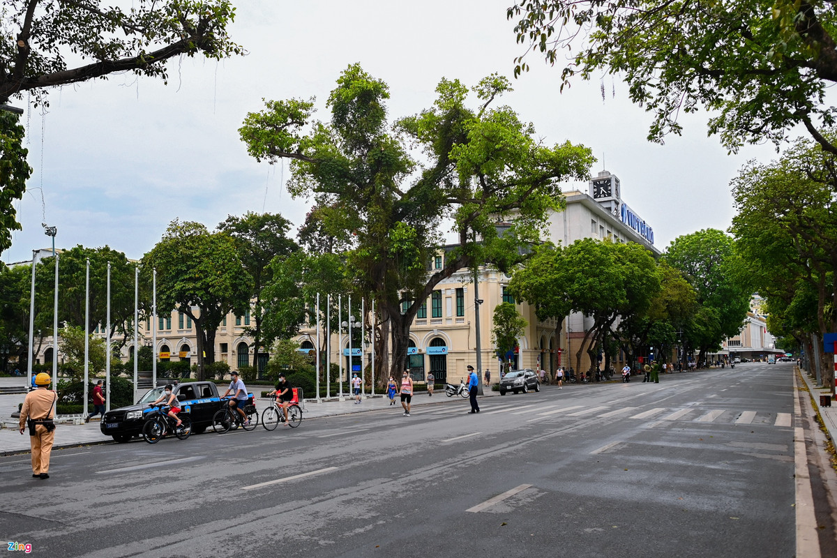 Phố Đinh Tiên Hoàng không còn xảy ra tình trạng tập trung đông người đạp xe, đi bộ tập thể dục dưới lòng đường như cách đây vài ngày. 