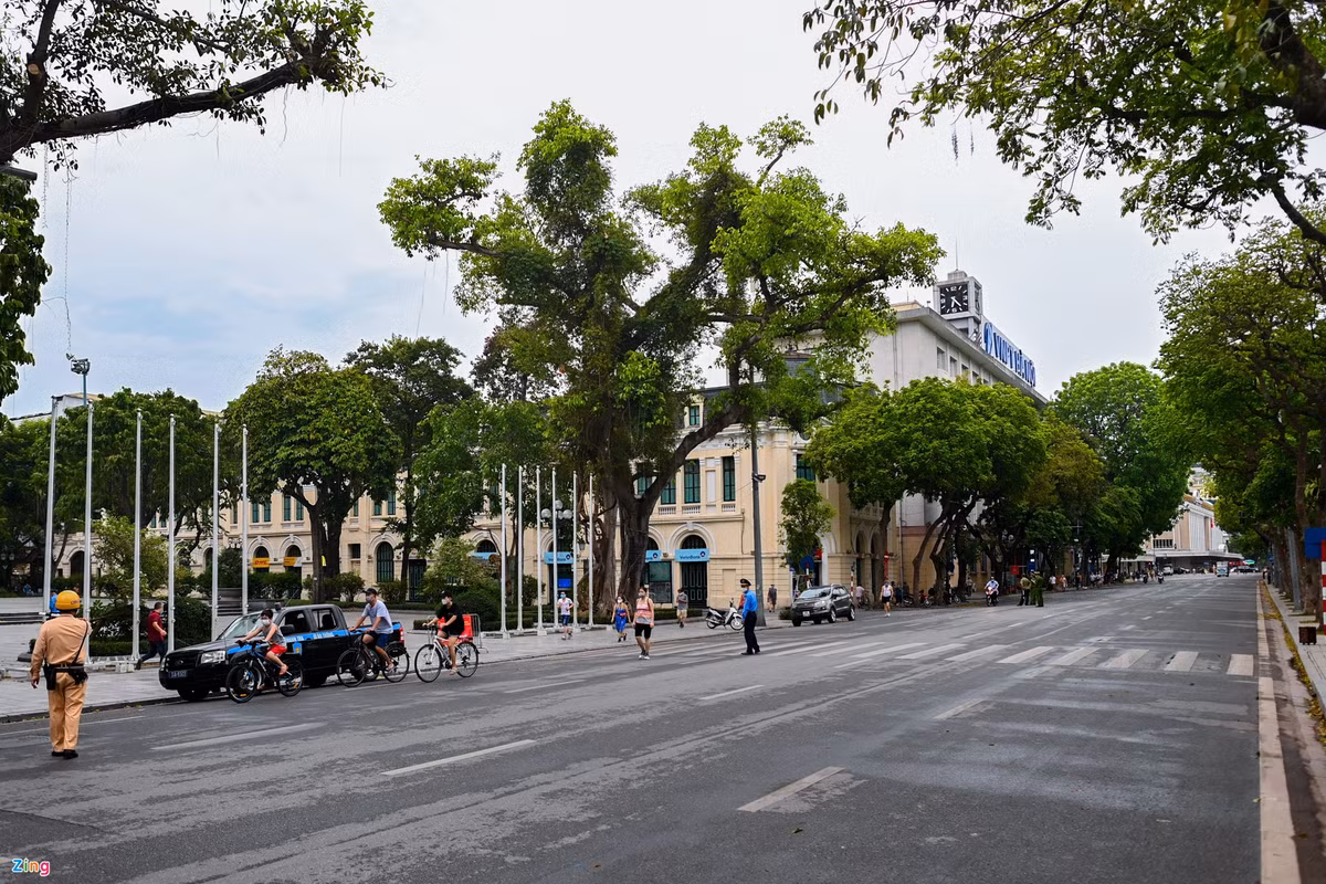 Phố Đinh Tiên Hoàng không còn xảy ra tình trạng tập trung đông người đạp xe, đi bộ tập thể dục dưới lòng đường như cách đây vài ngày. 