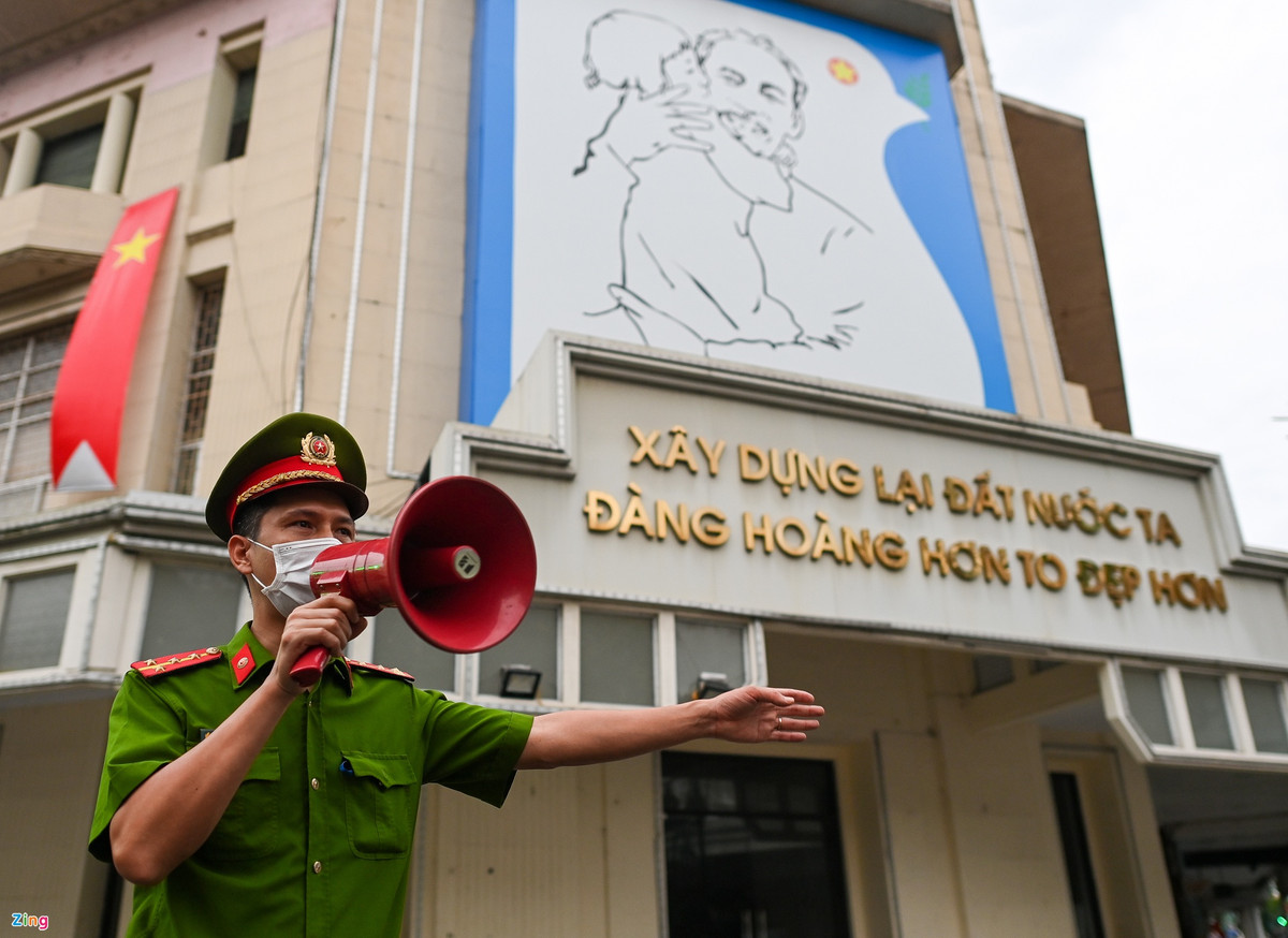 Sáng 4/6 lực lượng công an các phường trên địa bàn quận Hoàn Kiếm kết hợp với các đơn vị chức năng lập 6 chốt xung quanh hồ Gươm để hạn chế người dân tụ tập đông người.