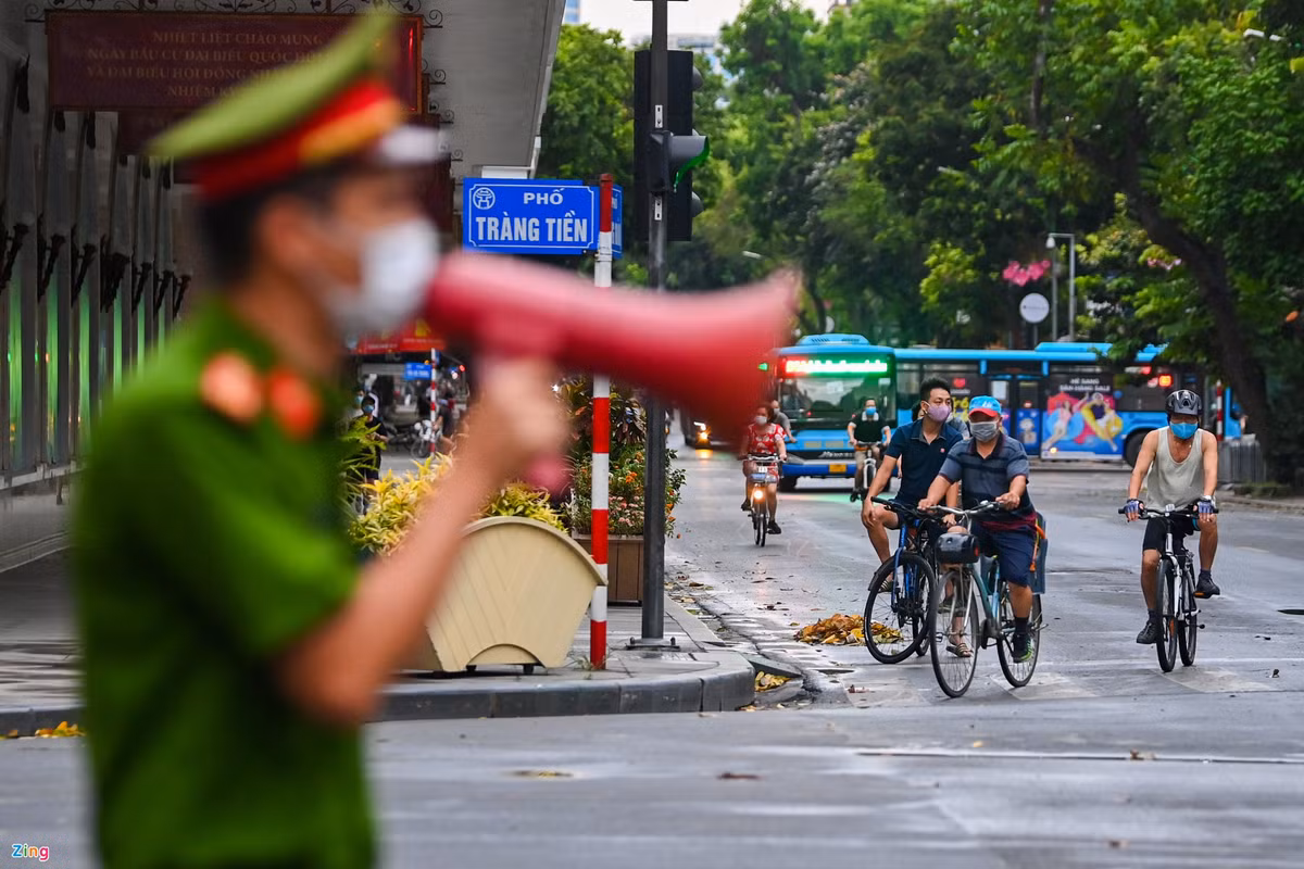 Một "dải phân cách sống" khác được lực lượng liên ngành lập tại phố Đinh Tiên Hoàng, người dân đạp xe tập thể dục từ phố Lê Thạch đều được yêu cầu quay đầu rẽ vào phố Lê Lai. 