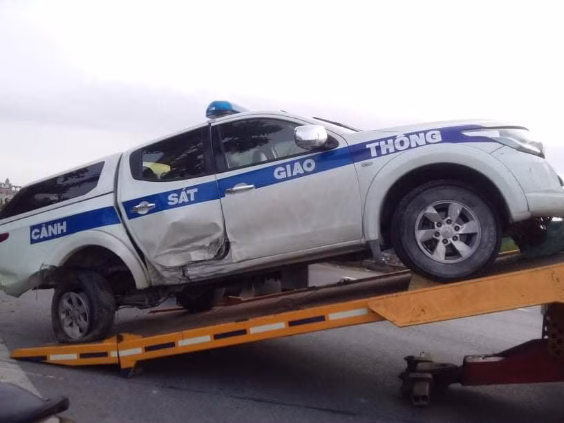 Hai Duong: Xe CSGT va cham voi xe may, mot nu sinh tu vong-Hinh-2