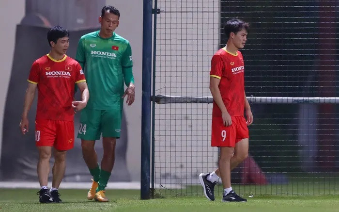 Văn Toàn cũng khiến nhiều CĐV lo lắng khi anh không thể tự rời khỏi sân Al Maktoum mà phải nhờ thủ môn Văn Toản cõng. Toàn dính chấn thương vai và hông. Anh ra sân tập với tâm trạng thoải mái.