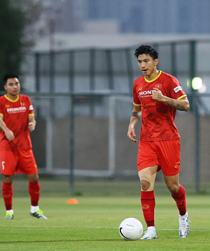 Các cầu thủ dự bị như Đoàn Văn Hậu (ảnh) hay Nguyễn Hoàng Đức vẫn tập cùng nhóm ít thi đấu. Văn Hậu chơi khoảng 10 phút trước Indonesia để lấy cảm giác bóng. Anh là nhân tố quan trọng để sử dụng trong 2 trận gặp Malaysia và UAE.