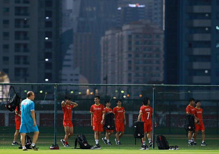HLV Park Hang-seo chia tuyển Việt Nam thành 2 nhóm và tập trên 2 sân khác nhau. 13 cầu thủ thi đấu nhiều ở trận thắng 4-0 trước Indonesia tập nhẹ riêng ở sân bên cạnh. 16 cầu thủ còn lại khởi động cùng HLV thể lực.