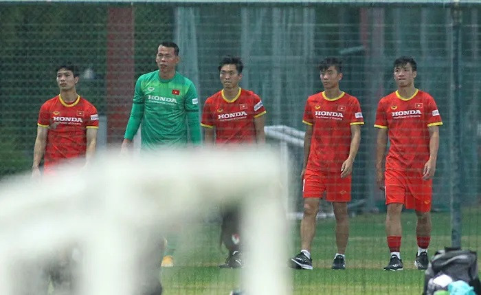 Theo quan sát của Zing, Tuấn Anh đi lại bình thường, nhưng vẫn có cảm giác không ổn ở cổ chân phải. Vẻ mặt của tiền vệ đang chơi cho HAGL hơi buồn, không tươi tỉnh như những đồng đội còn lại.