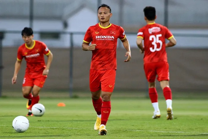 Một sự trở lại khác rất quan trọng là tiền vệ Nguyễn Trọng Hoàng. Cầu thủ của Viettel bị treo giò vì nhận 2 thẻ vàng. Anh có thể ra sân ở trận đấu tiếp theo. Vị trí của Trọng Hoàng đang được Vũ Văn Thanh làm rất tốt ở trận thắng Indonesia.