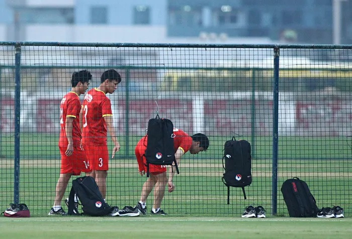 Tuấn Anh và Văn Toàn xuất hiện trong nhóm 13 người đi bộ thả lỏng. Cả hai dính chấn thương trong trận đấu hôm 7/6 và bị thay ra khi trận đấu chưa kết thúc. VFF vẫn chưa công bố tình trạng thể lực của cả hai cầu thủ.