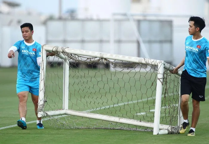 Sau phần khởi động 25 phút, trợ lý Lưu Danh Minh và cộng sự mang khung thành nhỏ ra để đội tập đối kháng. Nhóm 13 cầu thủ tập riêng và Hoàng Đức lẫn Đức Huy được HLV Park Hang-seo cho lên xe buýt về trước.