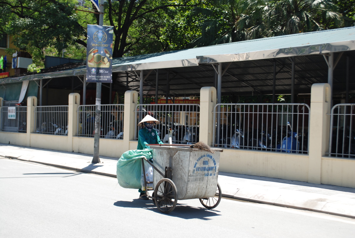 Ha Noi: Nhoc nhan “kiep muu sinh” duoi cai nang nhu do lua-Hinh-7