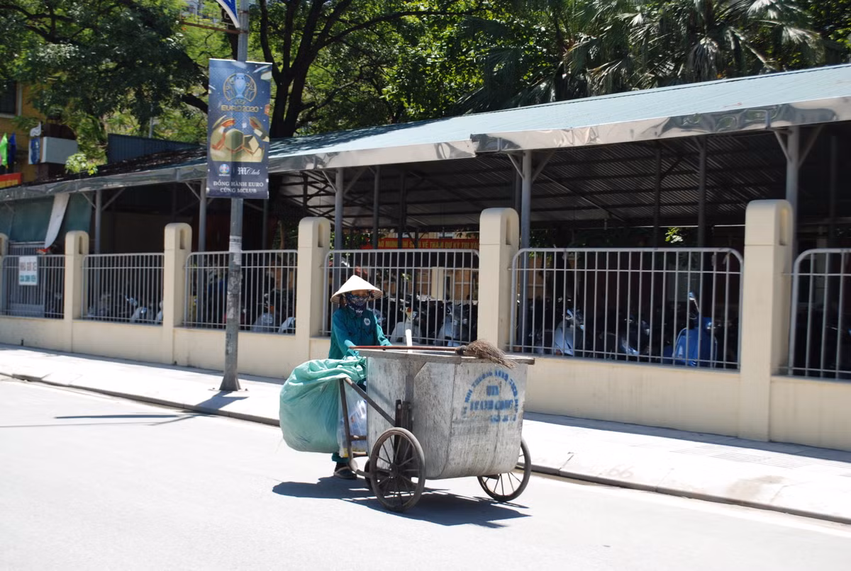 Ha Noi: Nhoc nhan “kiep muu sinh” duoi cai nang nhu do lua-Hinh-7