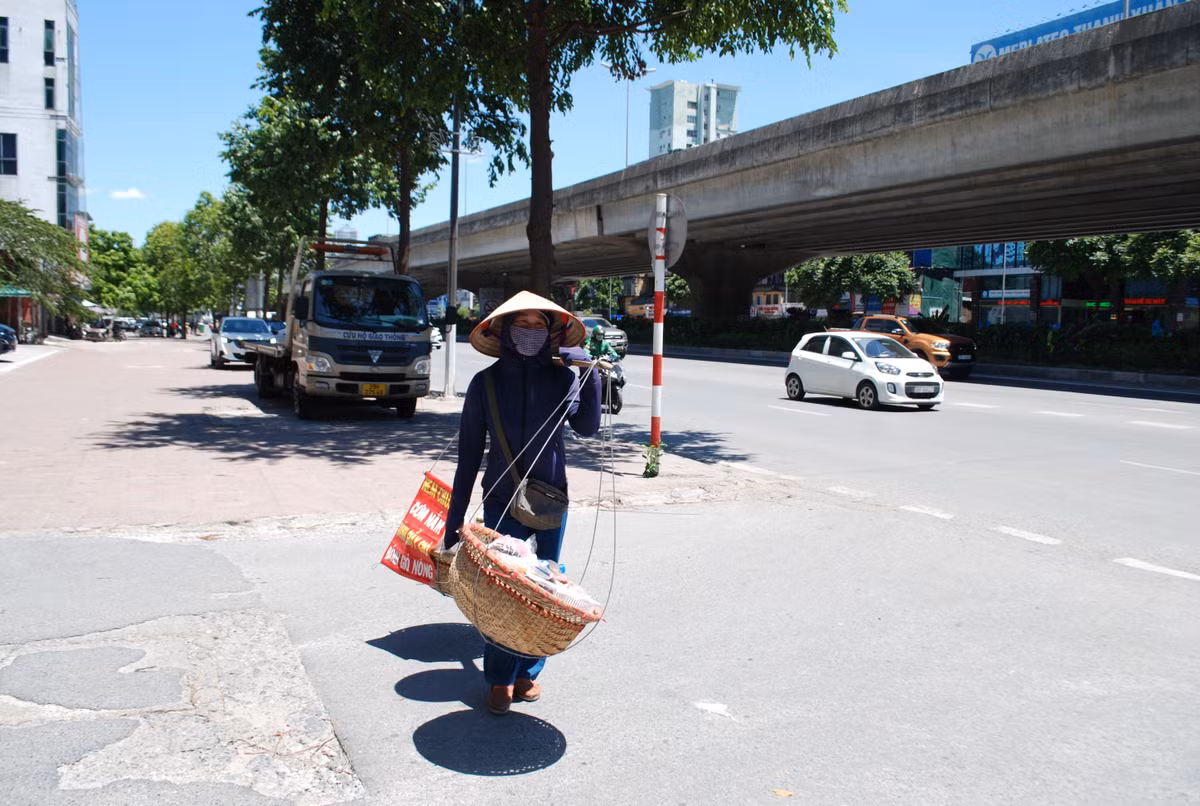 Ha Noi: Nhoc nhan “kiep muu sinh” duoi cai nang nhu do lua-Hinh-6