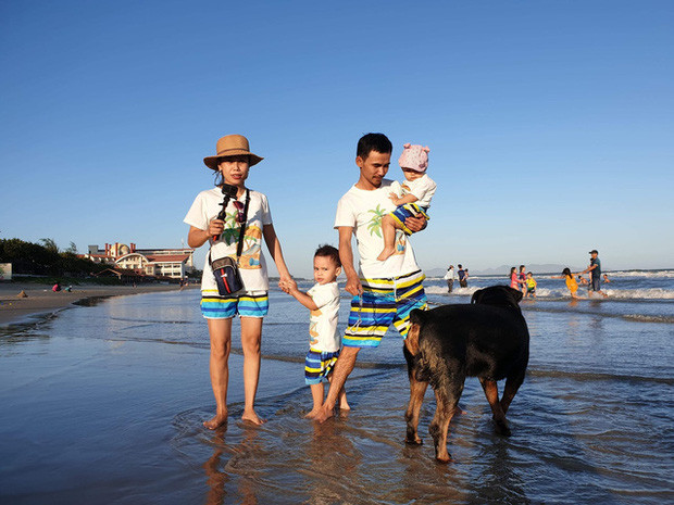 "Việc dạy con cũng là cơ hội để bố mẹ sửa chính bản thân mình. Trước đây, mình có rất nhiều nỗi sợ như phải ngủ ngoài đường, đạp xe qua đèo nhưng khi đã vượt qua được thì thấy mọi việc không quá ghê gớm", chị Thuý tâm sự với VnExpress.