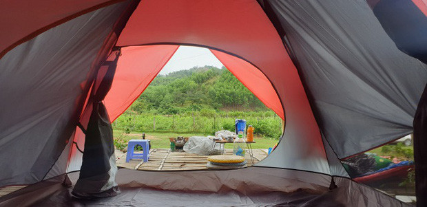 "Cá nhân mình nhận thấy, cho con ở nhà tự do học tập, làm việc mình thích sẽ tốt hơn việc cứ mỗi 7h sáng thức dậy để đến trường, học tập theo thời gian biểu dù không biết có tiếp thu được hay không. Cùng độ tuổi, nhiều bạn đi học vẫn cần cô trợ giúp ăn uống, vệ sinh cá nhân nhưng con mình đã có thể tự chăm sóc, thậm chí giúp đỡ bố mẹ", chị chia sẻ với Dân Trí.