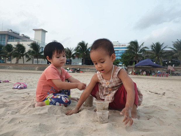 Trong chuyến đi, nếu không tìm được nguồn nước sạch để sinh hoạt tắm rửa, anh chị sẽ xin nước ở các nhà dân trên đường. Còn với nguồn thực phẩm, anh chị tìm rau dại và bắt trai, ốc ở các ao hồ để ăn.