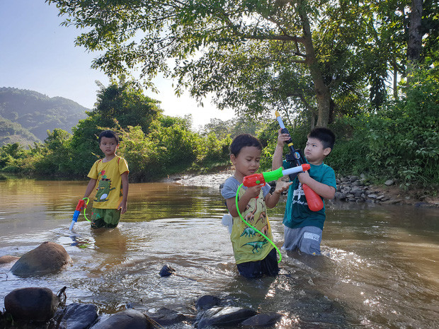 Ban het tai san, cap vo chong Vung Tau dap xe cho 2 con nho di phuot khap Viet Nam-Hinh-4