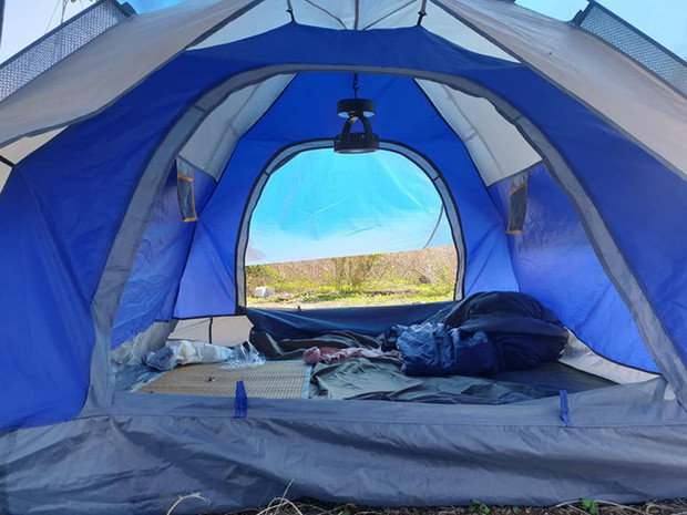 Hiện tại, họ chưa có kế hoạch sẽ quay trở lại cuộc sống trước đây nhưng nếu hai đứa trẻ muốn đi học, bố mẹ vẫn sẽ đáp ứng. Anh Tuấn hiện vẫn có những nguồn thu từ công việc online, bên cạnh đó gia đình cũng có kênh YouTube. Tuy nhiên, hai vợ chồng giữ quan niệm chỉ làm vừa đủ để có chi phí trang trải cuộc sống.