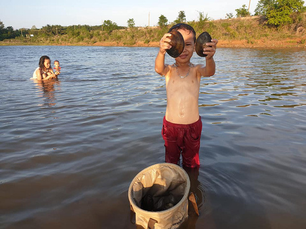 Cuộc sống tuy nay đây mai đó nhưng anh Tuấn, chị Thuý luôn làm những điều tốt nhất cho các con. Anh chị chuẩn bị lều và bạt có thể ở được, kể cả trời mưa to cũng không ướt.