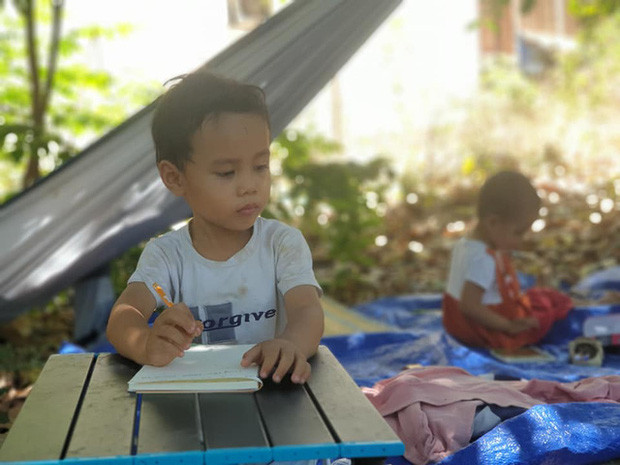 Chị Thuý, vợ anh Tuấn, từng làm giáo viên mầm non, nhưng đã nghỉ hẳn sau khi sinh con. Chị nhận thấy trong thời gian bị ảnh hưởng bởi dịch Covid-19, chị có nhiều thời gian hơn để đọc sách, tìm hiểu các phương pháp nuôi dạy con tại nhà và trò chuyện, làm bạn với con. Cậu con trai lớn của anh chị tuy chưa đầy 5 tuổi nhưng đã thành thạo các mặt số, biết làm toán và đọc chữ.