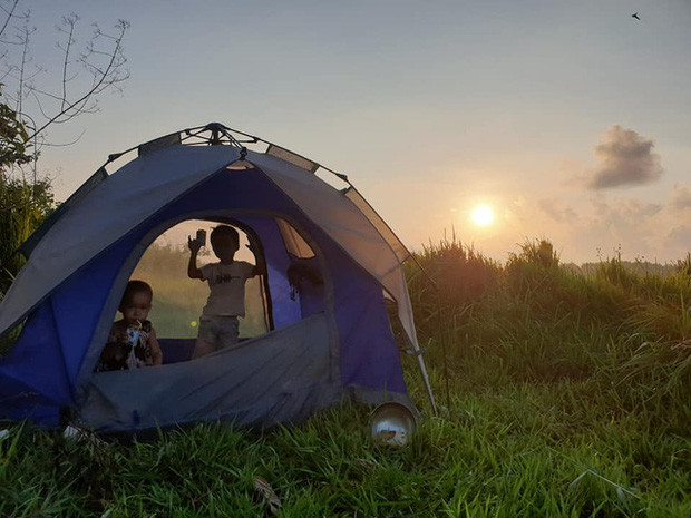 Cùng con học tập, vui chơi như cùng con đọc sách, dạy con làm toán với trái cây trong vườn, học ngoại ngữ cùng những người bạn nước ngoài..., anh Tuấn, chị Thuý tự tin rằng hai đứa trẻ học được nhiều kĩ năng mới như giao tiếp với người lạ. Hơn nữa, hai đứa con của anh chị sẽ có tuổi thơ không giống như nhiều đứa trẻ thành phố hiện nay mà đã được đi tắm suối, xem nuôi dâu tằm, tìm hiểu cách ong làm mật...