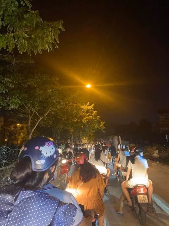 Ho Tay dong nghit nguoi, duong pho tac cung du gan nua dem