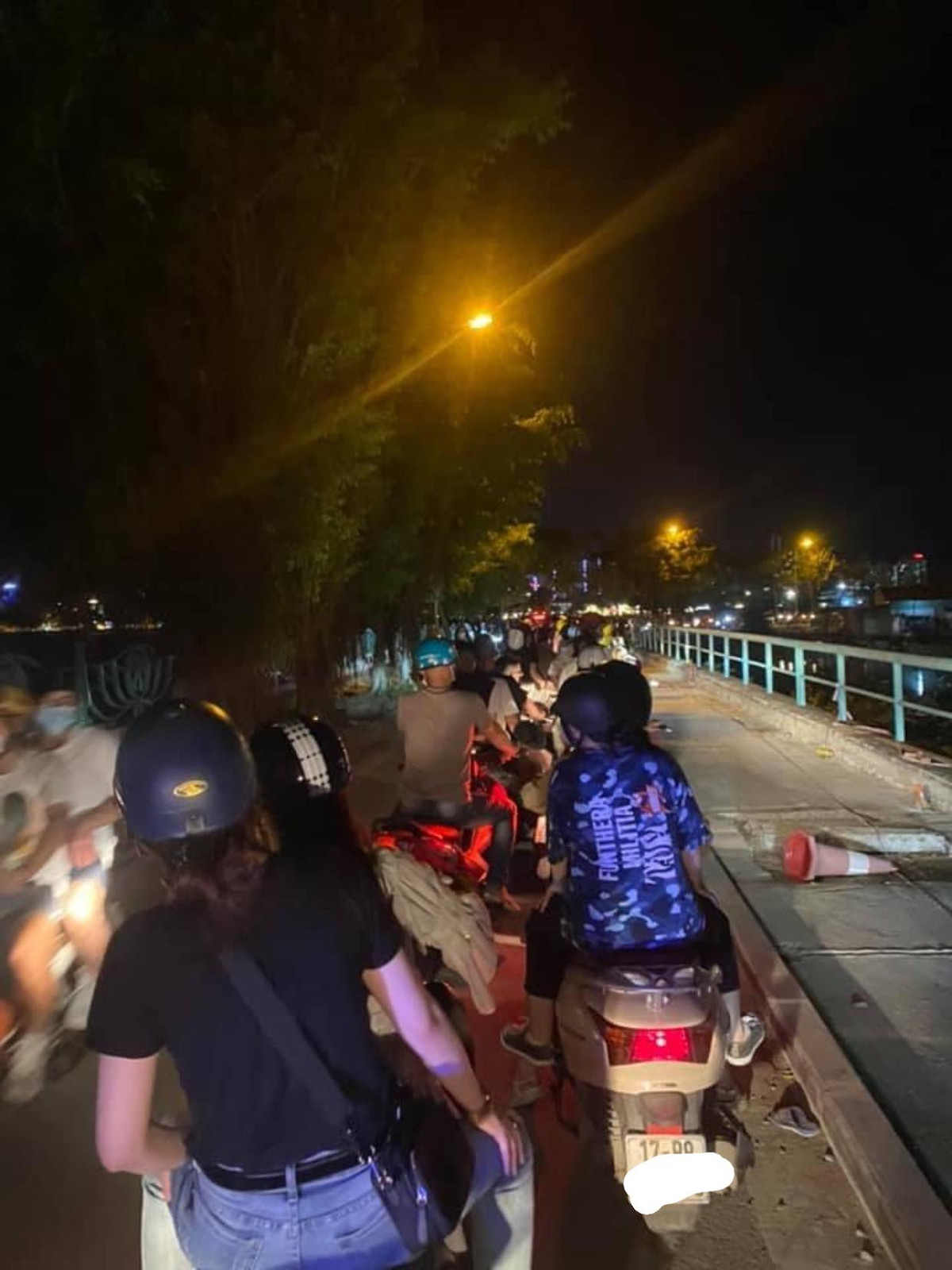 Ho Tay dong nghit nguoi, duong pho tac cung du gan nua dem-Hinh-4