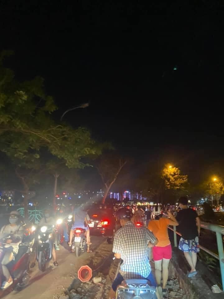 Ho Tay dong nghit nguoi, duong pho tac cung du gan nua dem-Hinh-2