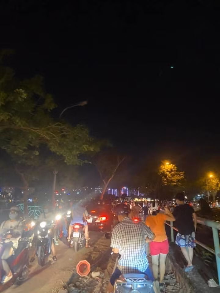 Ho Tay dong nghit nguoi, duong pho tac cung du gan nua dem-Hinh-2