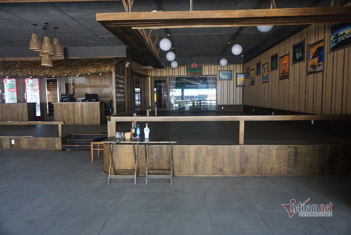 Cảnh đìu hiu, xơ xác tại các nhà hàng.