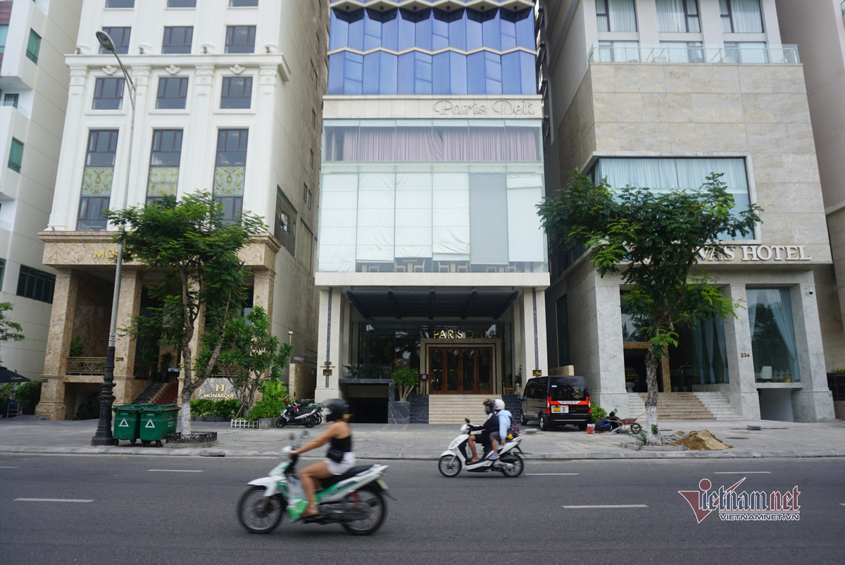 Chị Lê Thị Ngân quản lý khách sạn trên đường Võ Nguyên Giáp buồn bã, một tháng qua chị cùng một số nhân viên phải chia ca đi làm để duy trì hoạt động tại khách sạn, cũng chính vì vậy tiền lương giảm.