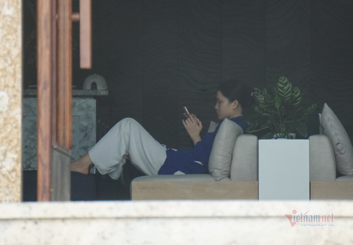 Một số khách sạn dọc đường biển Võ Nguyên Giáp mở cửa nhưng không có khách, nhân viên ngồi bấm điện thoại giết thời gian.