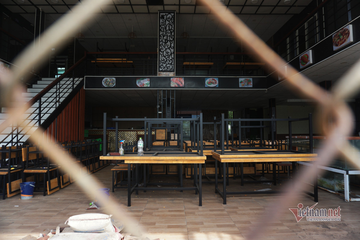 "Nhà hàng chúng tôi đóng cửa từ đầu tháng 5, bây giờ chạy máy sục oxy để giữ số hải sản bán chưa kịp bán hết, dịch COVID-19 đã ảnh hưởng lớn đến việc kinh doanh rất lớn", nữ nhân viên nhà hàng Bé Mặn nói