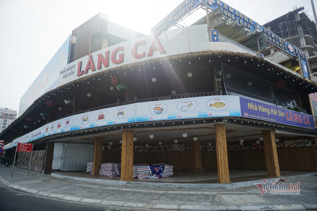 Những ngày qua, tại khu phố du lịch ven biển thuộc quận Sơn Trà và quận Ngũ Hành Sơn, hàng loạt nhà hàng, khách sạn trên đường Võ Nguyên Giáp, Nguyễn Văn Thoại, Hồ Nghinh… rơi vào cảnh ế ẩm, ảm đạm, đóng kín cửa.