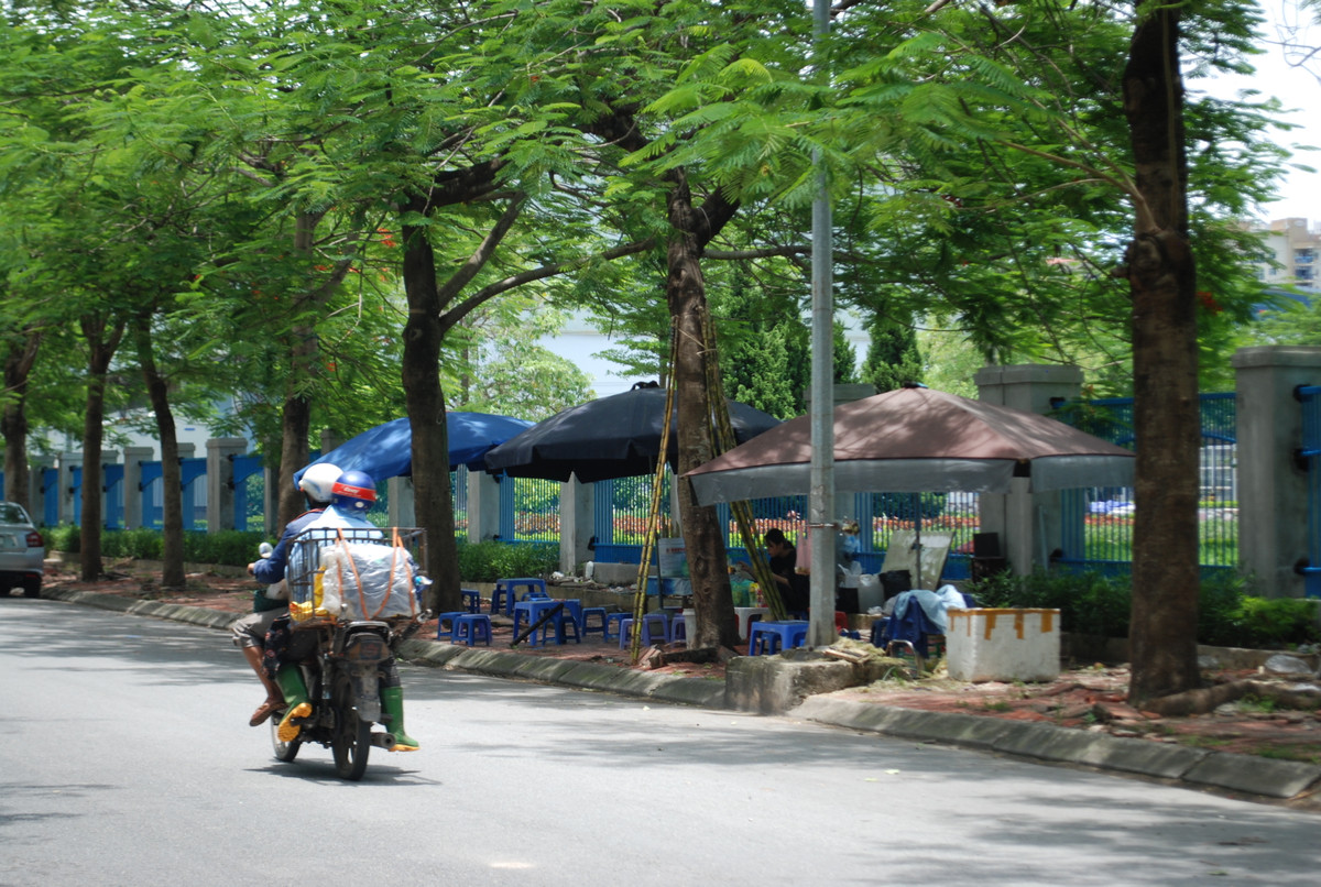 Khu vực Hà Nội ngày hôm nay (29/6), có nắng nóng và nắng nóng gay gắt với nhiệt độ cao nhất phổ biến 35-37 độ, có nơi trên 37 độ. Độ ẩm tương đối thấp nhất ngày phổ biến 50-60%. Thời gian có nhiệt độ trên 35 độ từ 11-18h.