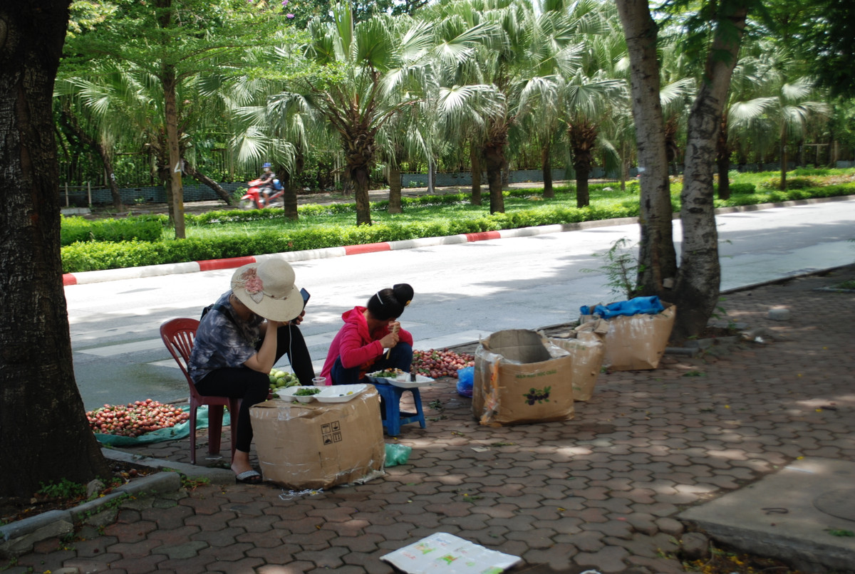 Bữa cơm đạm bạc của người dân lao động tự do bên hàng cây xanh mát rượi trên phố Tân Mỹ, phường Mỹ Đình, Nam Từ Liêm, thành phố Hà Nội.