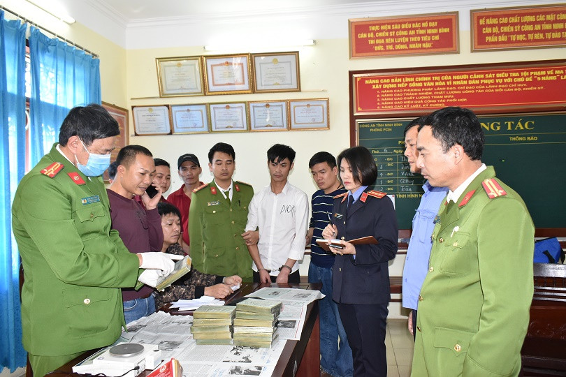 Phòng Cảnh sát điều tra tội phạm về ma túy, Công an tỉnh Ninh Bình bắt quả tang đối tượng Nguyễn Văn Thịnh (SN 1991, Thái Nguyên) vận chuyển trái phép 12 bánh heroin ngày 14/02/2020. (Ảnh CA Ninh Bình)