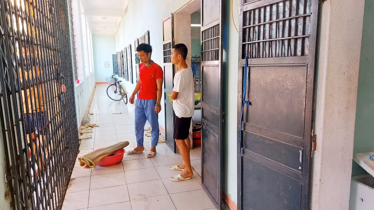 Các học viên ra vào đều phải thông báo cán bộ, các thầy quản giáo mở cửa. 