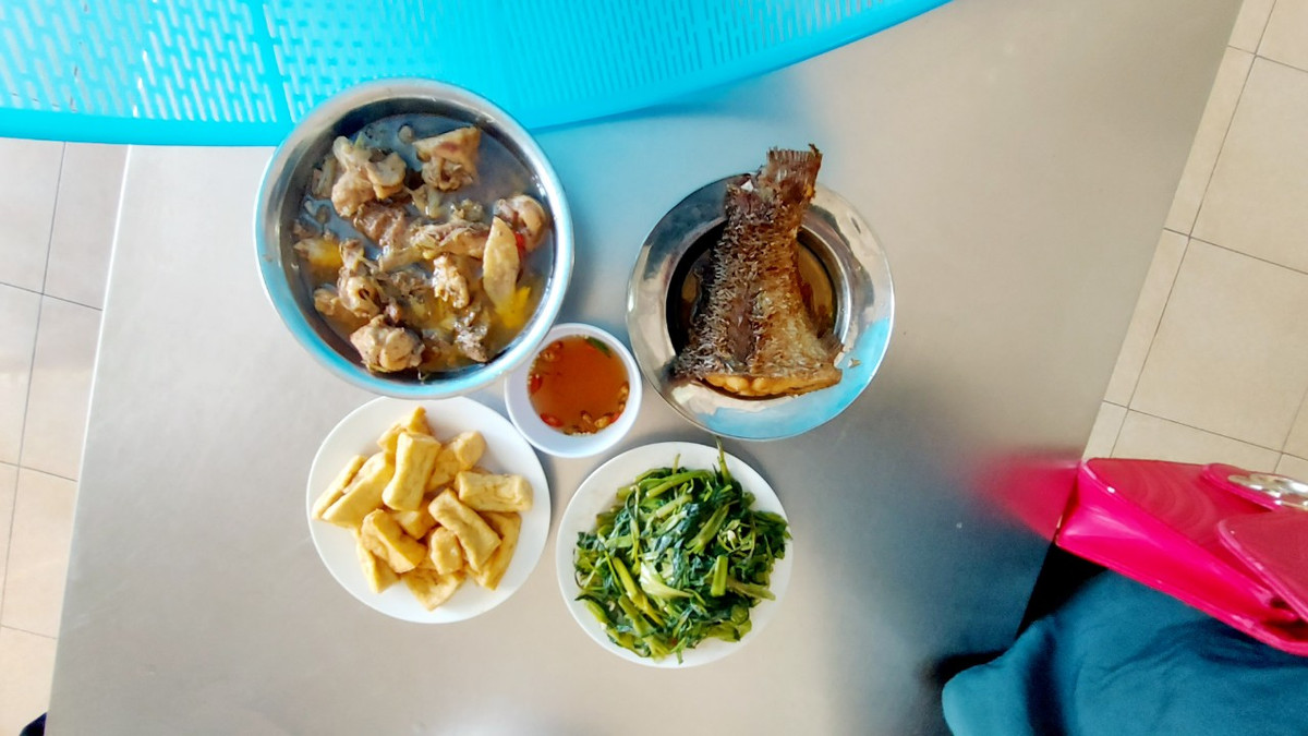 Thực đơn bữa ăn dành cho 6 người.