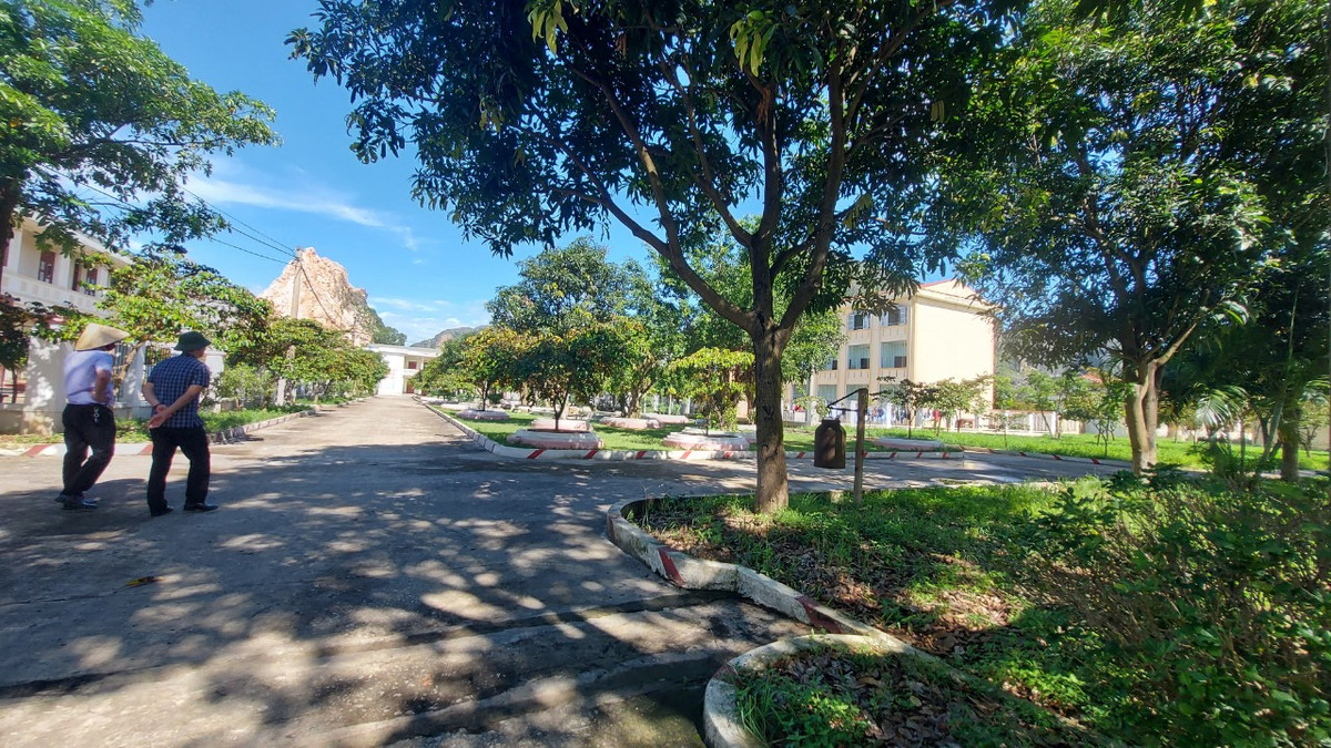 Cổng vào cơ sở sạch sẽ, khang trang dẫn vào khu học viên.