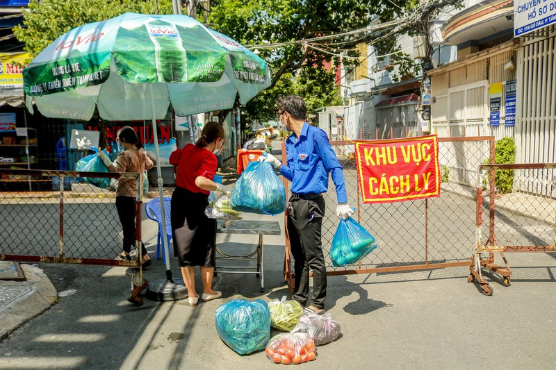 Đặc biệt, rau củ quả là thứ không thể thiếu trong "Gian hàng 0 đồng". Chị Nguyễn Ngọc Trúc Linh, Chủ tịch Hội Liên hiệp Phụ nữ phường Tân Quý cho biết: Trung bình mỗi ngày chúng tôi sẽ lấy từ 80-90 ký rau củ để cung cấp cho bà con, cách hai ngày sẽ thay đổi những mặt hàng rau củ một lần để bữa ăn của bà con được đa dạng.