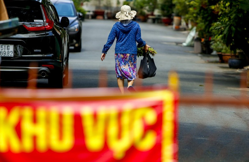 Sau khi được thông báo, các hộ dân lần lượt ra nhận nhu yếu phẩm. Hẻm 17, đường Gò Dầu bị phong tỏa để phục vụ truy vết các ca nghi nhiễm COVID-19 từ ngày 27/5, trong hẻm có 73 hộ dân với 305 nhân khẩu.