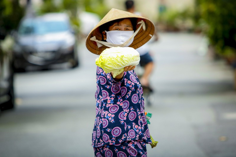 Những bó rau, cọng hành, cái trứng dù nhỏ nhưng đều là tấm lòng của nhiều mạnh thường quân và lãnh đạo phường chia sẻ với bà con.