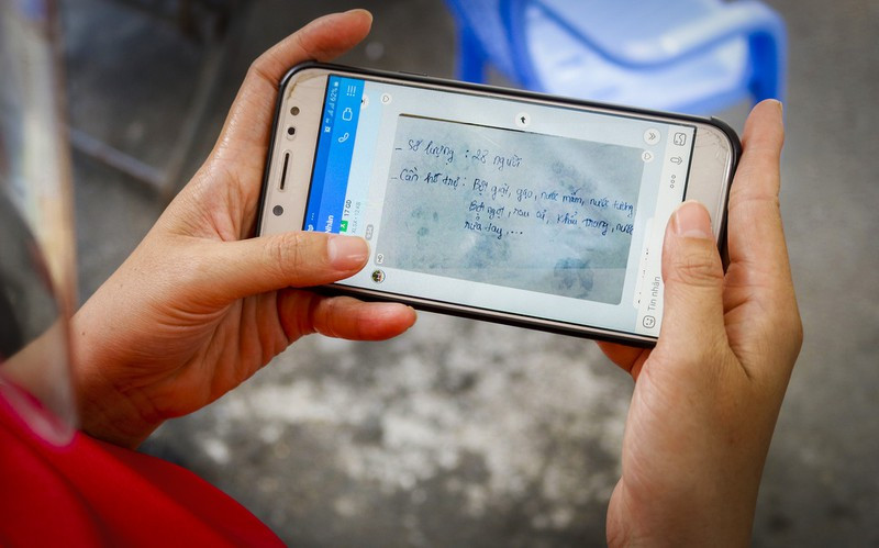 Để nắm bắt được nhu cầu thiết yếu của bà con trong khu vực cách ly, các cán bộ phường còn thường xuyên liên lạc với bà con bên trong để kịp thời giúp đỡ. Ngoài thực phẩm, họ còn được hỗ trợ mua những vật dụng cần thiết.