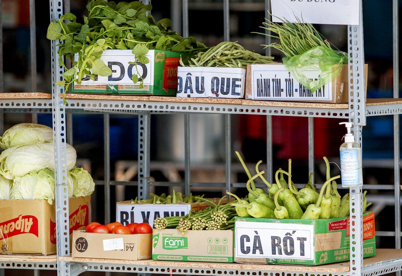 Các nhu yếu phẩm sau đó sẽ được sắp xếp lên khu vực "Gian hàng 0 đồng" theo từng thùng nhỏ ghi tên từng loại, tất cả đều gọn gàng, thuận tiện để người dân trong khu cách ly dễ dàng chọn lựa.