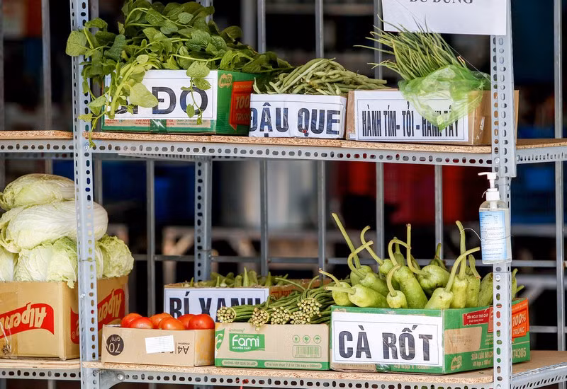 Các nhu yếu phẩm sau đó sẽ được sắp xếp lên khu vực "Gian hàng 0 đồng" theo từng thùng nhỏ ghi tên từng loại, tất cả đều gọn gàng, thuận tiện để người dân trong khu cách ly dễ dàng chọn lựa.