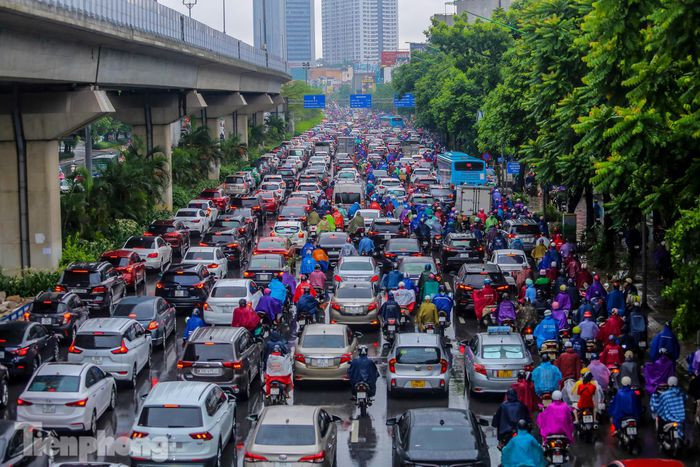 Nhiều phương tiện "chôn chân" trên phố Trường Chinh.