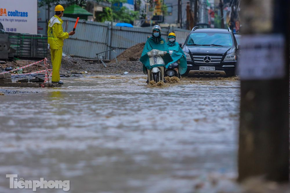 Nước dâng cao trong khi đường có nhiều "ổ gà, ổ trâu" nên người tham gia giao thông rất cẩn thận khi di chuyển để không gặp phải tình huống tai nạn đáng tiếc.