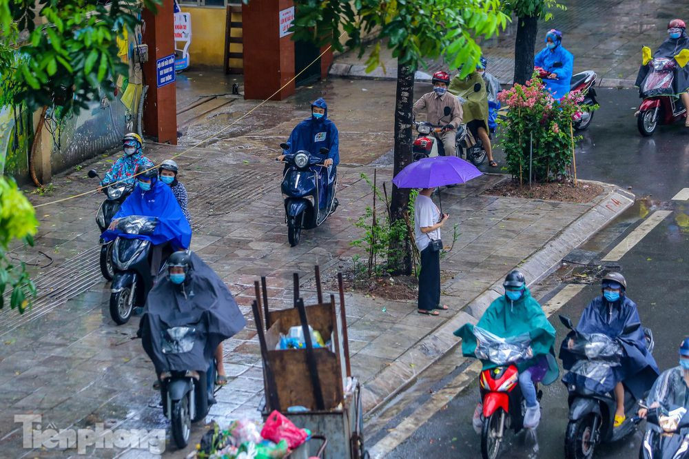 Nhiều xe máy "leo" cả lên vỉa hè để "thoát thân".