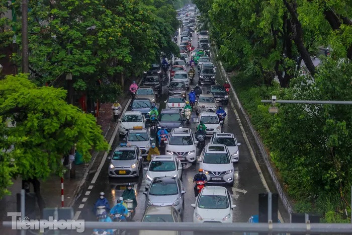 Dòng xe kéo dài trên đường Láng và nối đuôi nhau... kẹt cứng