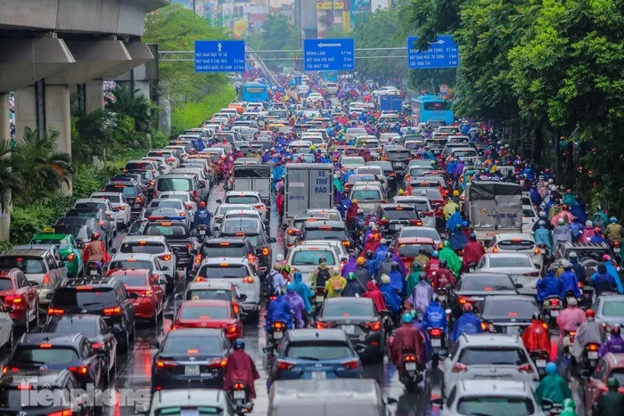 Người dân chật vật "lội" qua đường Nguyễn Trãi - cửa ngõ phía Nam Thủ đô.